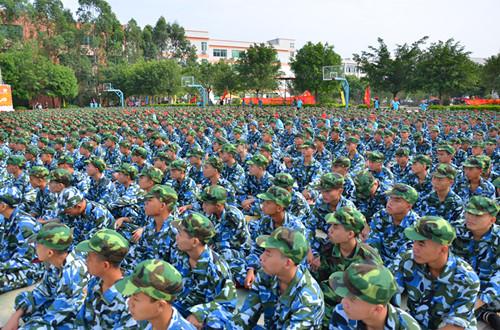我校2015新生軍訓開營儀式隆重舉行