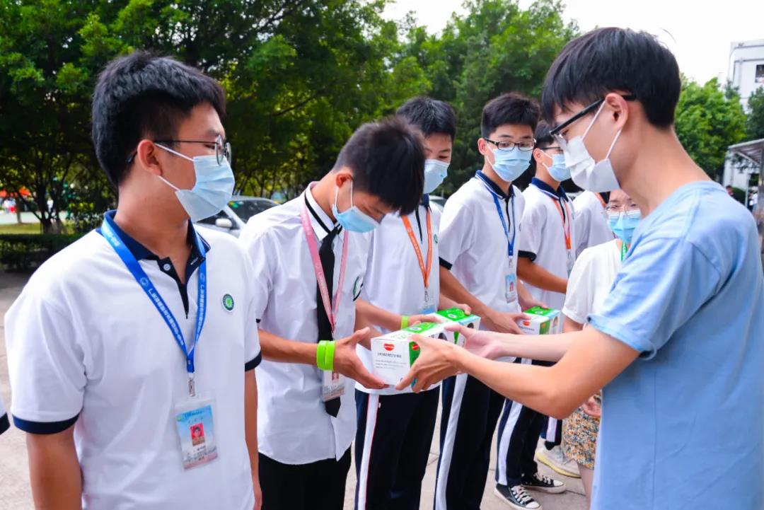 暖心！廣州多米醫療器械有限公司為我校貧困學子捐贈3000只口罩