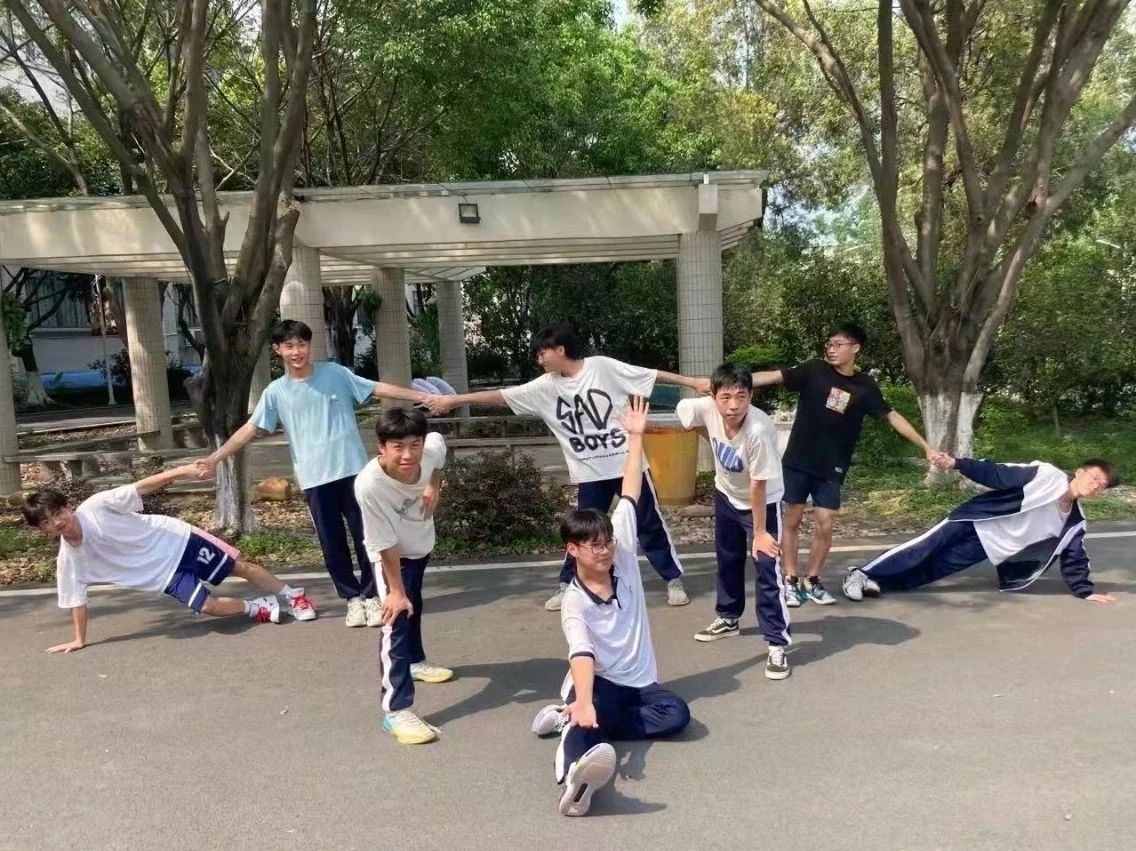 我和我的小伙伴在高新景點前凹造型