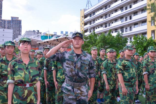 迷彩軍訓，青春無悔｜廣東省高新技術技工學校舉行2017級秋季中技新生軍訓結營典禮
