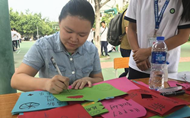 經貿系DIY賀卡展  情表賀卡慶十載